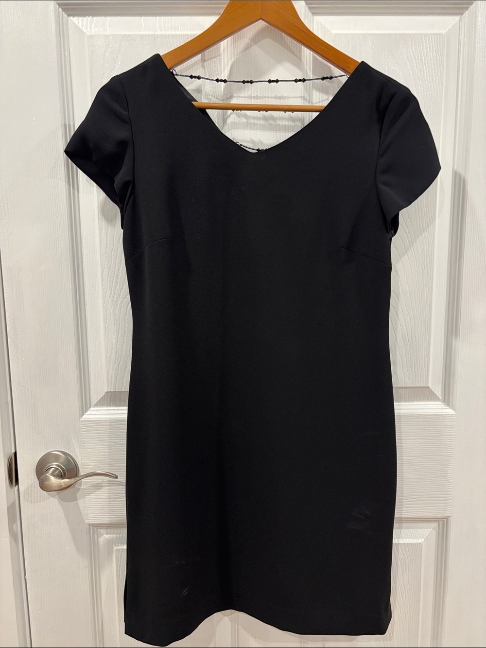 Elegant Black Cap-Sleeve Dress 6P